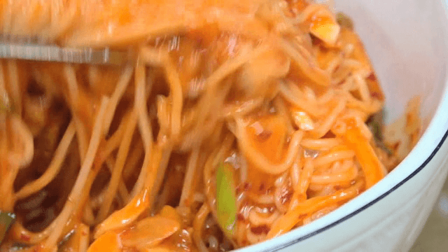 그릇에서 비벼지는 비빔국수