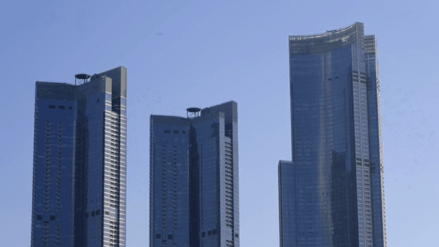 맑은 하늘 아래 높은 고층 건물