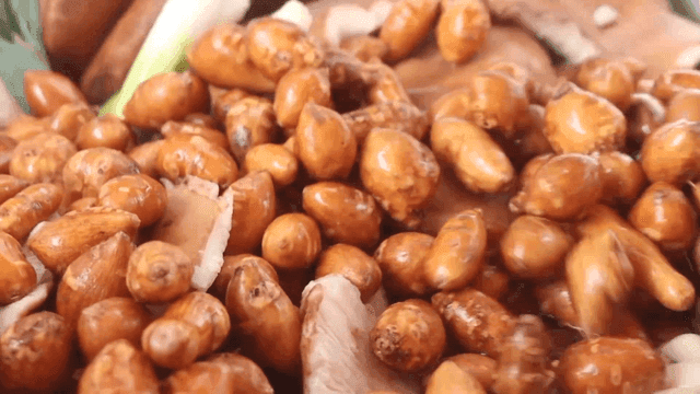 버섯이 들어있는 냄비에 돼지감자를 넣는 장면