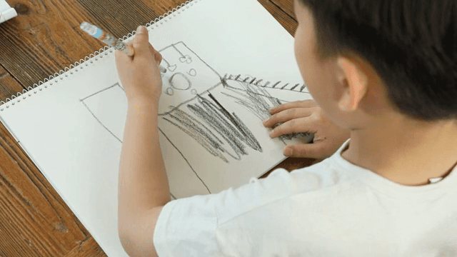 색연필로 그림을 그리는 아이