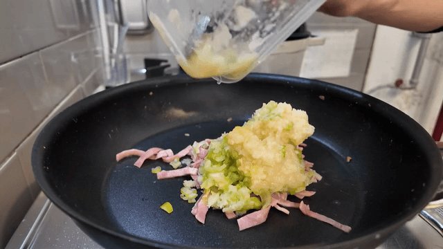 프라이팬에 재료를 추가하는 장면