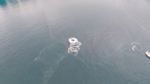 제트스키가 넓은 바다 위에 패턴을 그리는 모습