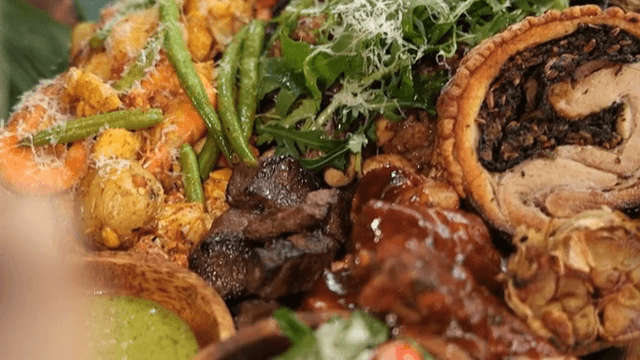 다양한 음식이 제공되는 바베큐 플레이트