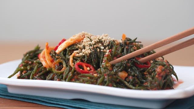 매콤하고 새콤한 톳 무침 한 젓가락