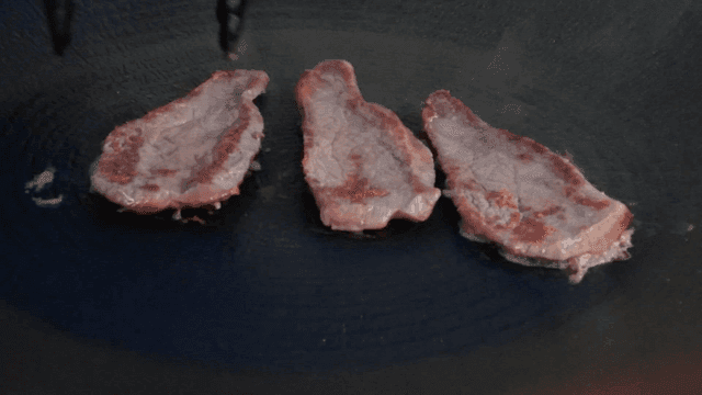 뜨거운 팬 위에서 지글거리는 고기 조각