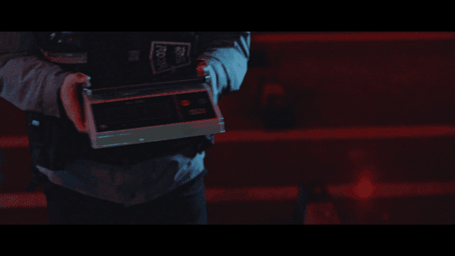 밤에 디지털 저울을 들고 있는 경찰