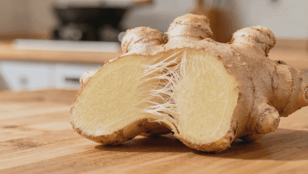 나무 주방 조리대 위의 신선한 생강