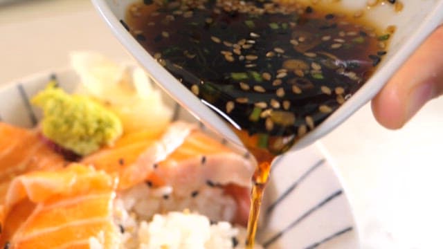 신선한 재료로 요리된 먹음직스러운 연어덮밥