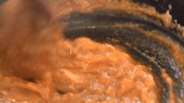 팬에서 저어지는 토마토 소스