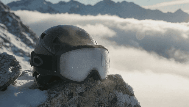 산 정상에 놓인 눈 덮인 헬멧