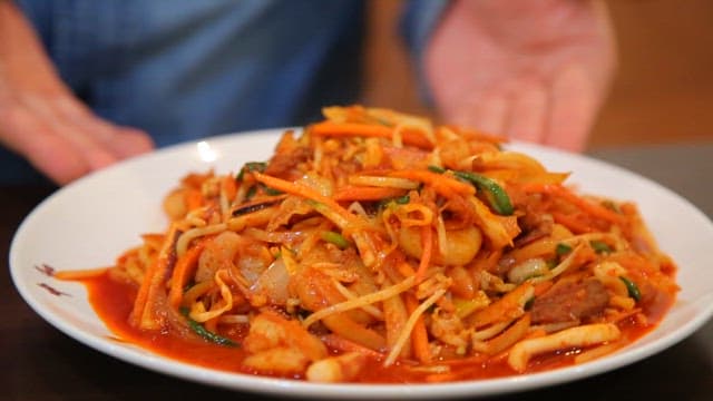 접시에 플레이팅된 매콤한 볶음짬뽕
