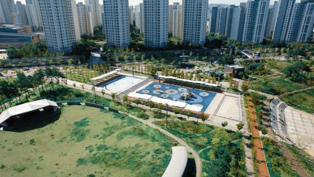 놀이터와 고층 건물이 있는 도시 공원