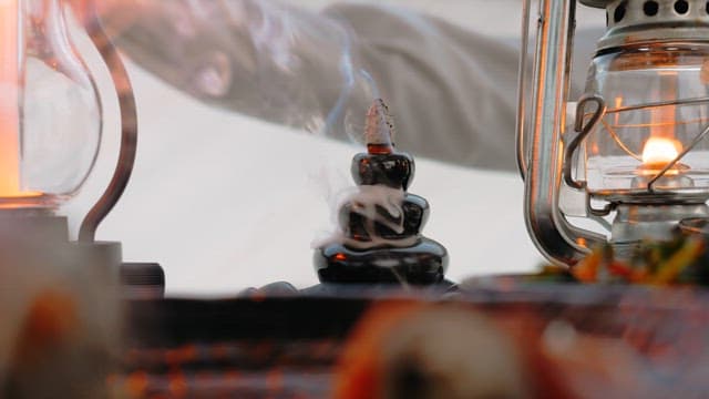 콘 모양의 홀더에서 타는 향