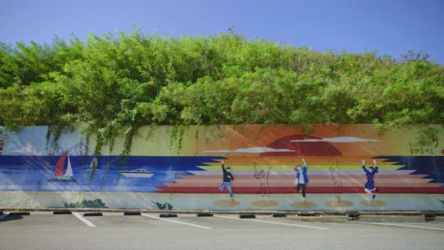 맑은 하늘 아래의 다채로운 거리 벽화