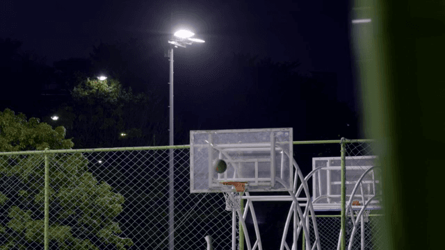 조명이 켜진 밤의 농구 코트