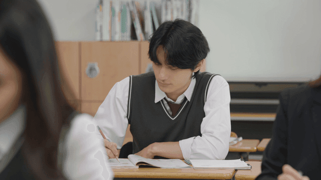 교실에서 수업에 집중하는 학생