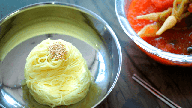 테이블 위의 열무김치와 면