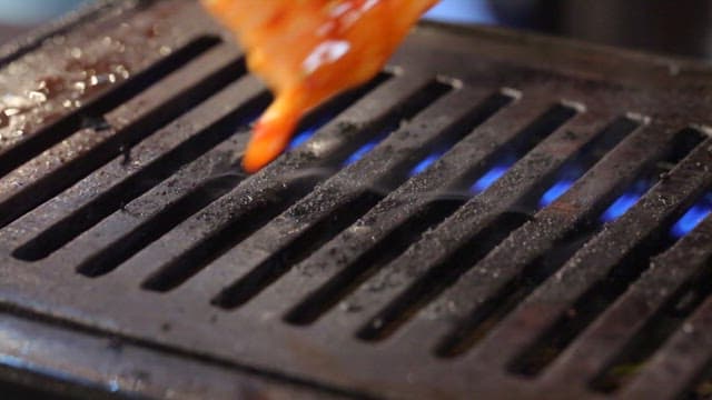 뜨거운 그릴 위에서 지글거리는 고기