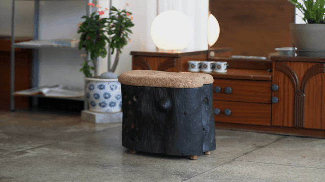 나무 가구가 있는 아늑한 실내 공간