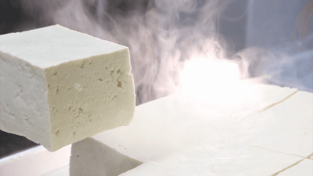 갓 만든 두부를 들어 올리는 모습