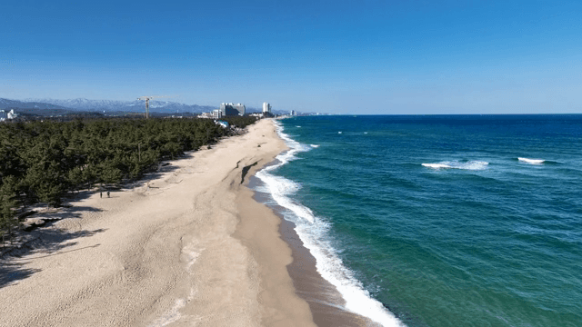 맑은 푸른 바다와 긴 모래 해변