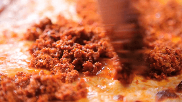 매콤한 초리소 토핑이 올라간 피자 클로즈업