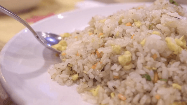 접시에 담긴 맛있는 새우 볶음밥