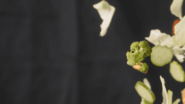 공중에서 떨어지는 다양한 채소