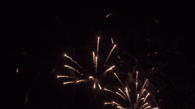 밤하늘 가득 펼쳐진 장관의 불꽃놀이