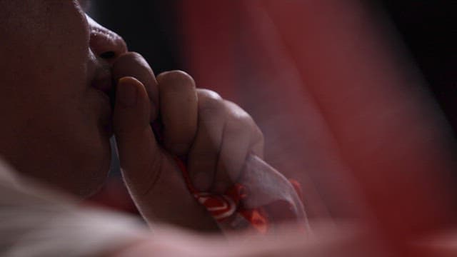 빨간 손수건을 쥐고 기침하는 사람