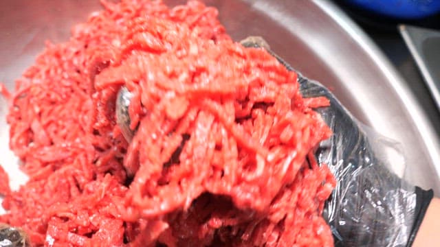 스테인리스 그릇에 가득 담긴 신선한 육회