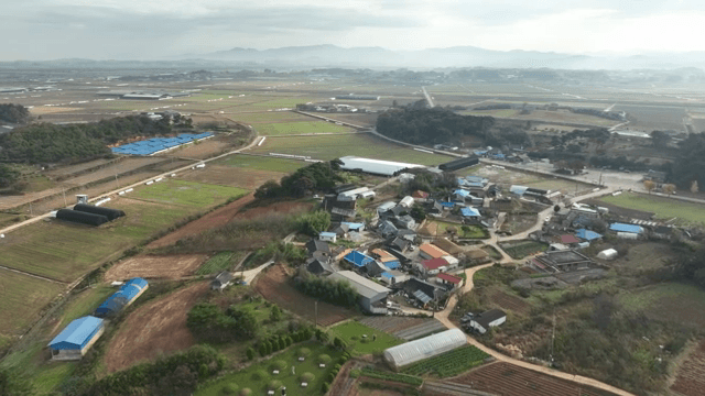 농지로 둘러싸인 시골 마을