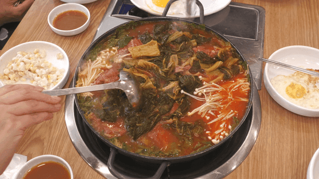 버섯과 같이 끓고 있는 우거지 감자탕