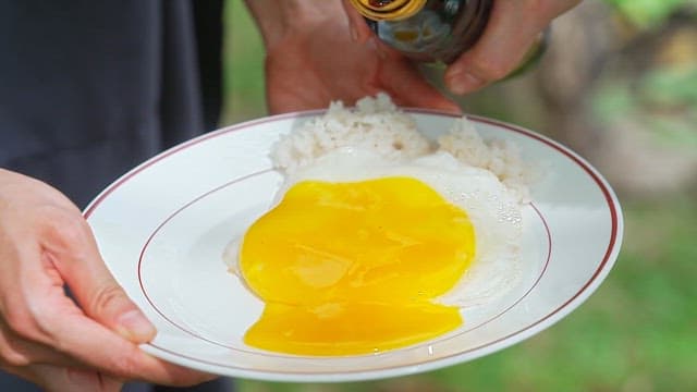 밥과 계란 위에 간장 붓기