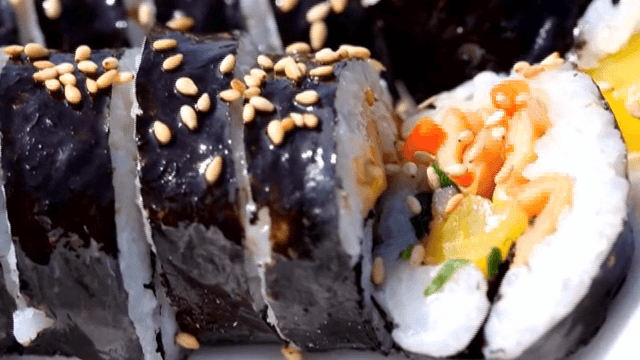 깨가 뿌려진 김밥