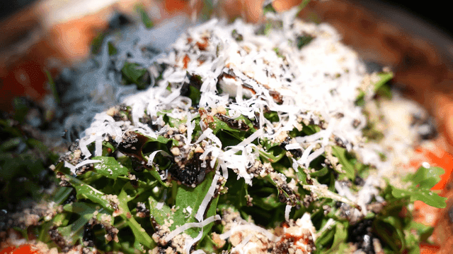 Fresh salad with grated cheese