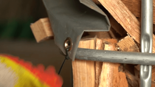 공장에서 쌓인 나무 조각들