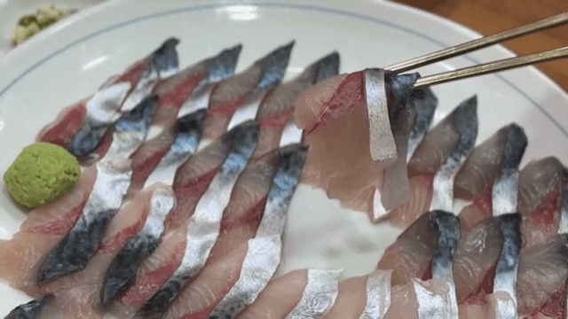 접시에 놓인 고등어 회