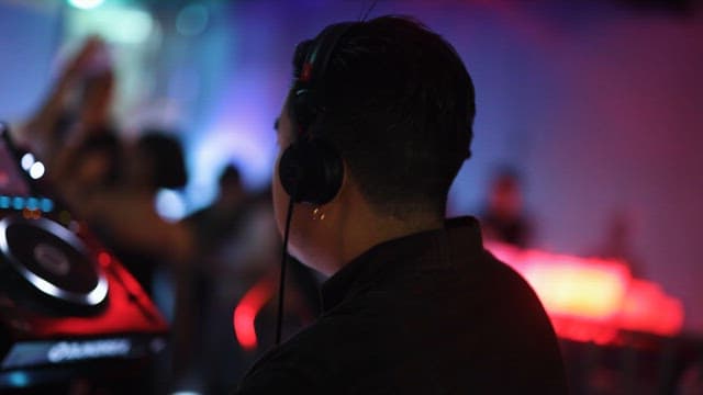 클럽에서 음악 공연을 하는 DJ