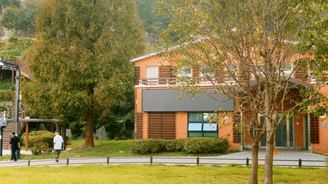 공원에 위치한 빨간 벽돌 건물