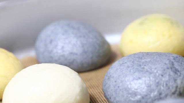 다양한 색깔의 찐빵