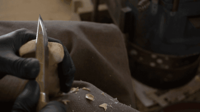 정교하고 세심하게 나무 조각을 하는 목공예 장인