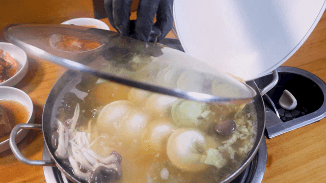 Dumplings and kalguksu put in pot