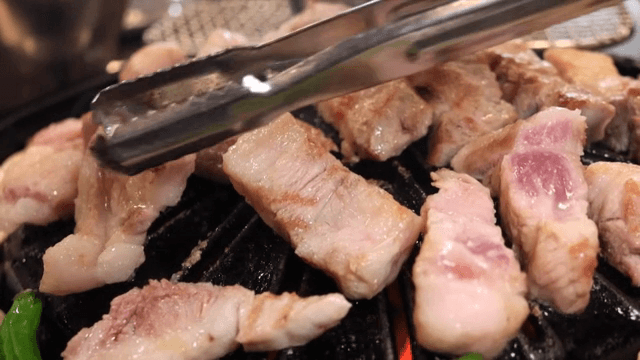 뜨거운 그릴 위에 삼겹살 굽기