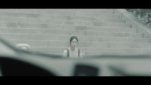 사원 계단에 앉아 기다리던 여성