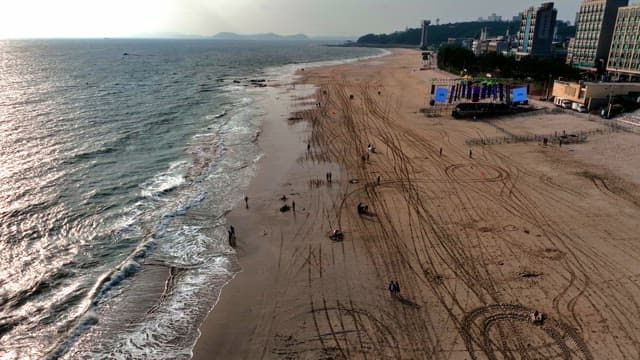 부드러운 파도가 부는 화창한 해변