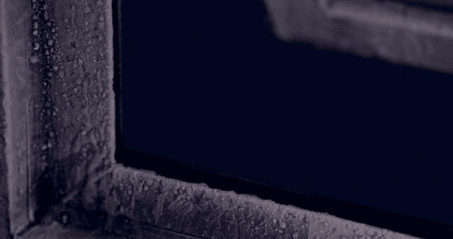 서리가 낀 창문이 여닫히는 모습