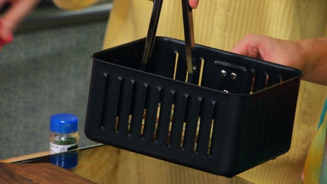 나무 도마 위에 바삭하고 먹음직스러운 파가 올라간 바게트 준비하기