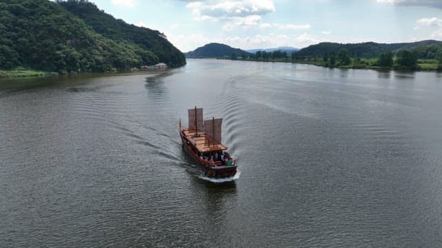 옛스러운 돛배가 있는 고요한 강