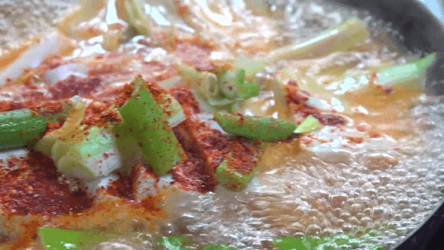 냄비에서 끓고 있는 두부찌개